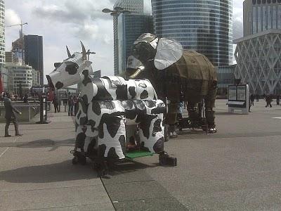 La grande Arche de la défense si trasforma in arca di Noe...