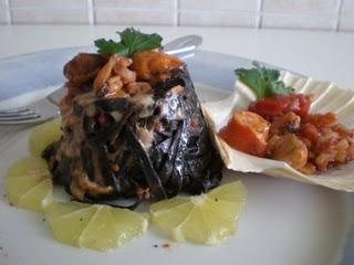 Timballini di tagliatelle al nero di seppia con misto mare e cozze