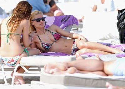 LA BELLISSIMA HUNZIKER FOTOGRAFATA A MIAMI IN BIKINI