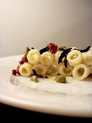 Rigatoni con Burrata, pomodori secchi, olive taggiasche e capperi
