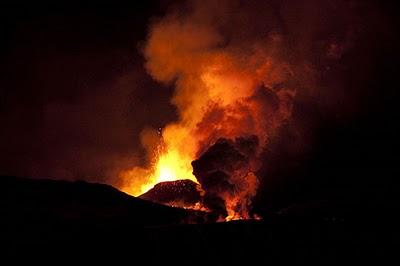 IL VULCANO ISLANDESE ERUTTA E BLOCCA IL TRAFFICO AEREO DI GRAN BRETAGNA , SVEZIA E NORVEGIA