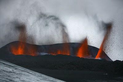 IL VULCANO ISLANDESE ERUTTA E BLOCCA IL TRAFFICO AEREO DI GRAN BRETAGNA , SVEZIA E NORVEGIA