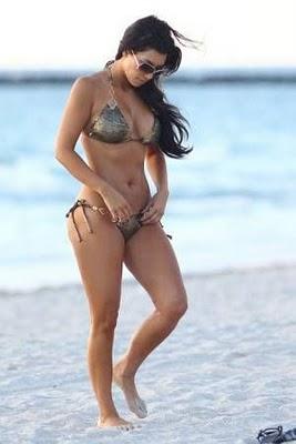 KIM KARDASHIAN BELLISSIMA SOTTO IL SOLE DI MIAMI