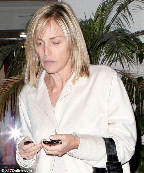 http://www.gossippando.it/wp-content//2009/12/sharon-stone-senza-trucco-parrucco.jpg