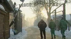 Auschwitz, rubata l’insegna “il lavoro rende liberi”