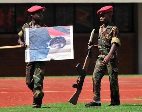 Zimbabwe,  la sfilata dei bambini soldato