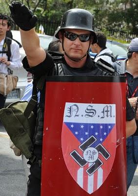 FOTO DEL GIORNO 20 APRILE 2010 : MANIFESTAZIONE NEONAZISTA A LOS ANGELES