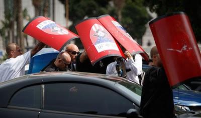 FOTO DEL GIORNO 20 APRILE 2010 : MANIFESTAZIONE NEONAZISTA A LOS ANGELES