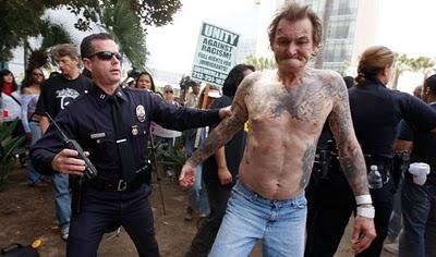 FOTO DEL GIORNO 20 APRILE 2010 : MANIFESTAZIONE NEONAZISTA A LOS ANGELES