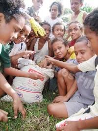 I bambini di Labasa puliscono il loro parco