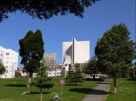 San Francisco, due del pomeriggio: un seno appare sulla chiesa