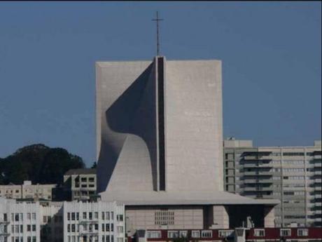 San Francisco, due del pomeriggio: un seno appare sulla chiesa