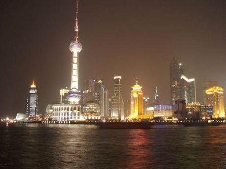 800px-Shanghai_Pudong_by_night La nuova frontiera delle opportunità è l’Asia. Marco Restelli (MilleOrienti) ne parla su NUOK