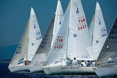 Vela - J24: prima giornata di regate al 27° Trofeo Accademia Navale di Livorno