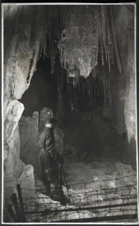 Sentinella austriaca in una grotta di ghiaccio