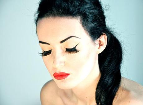 Ciglia finte: istruzioni per l'uso http://www.makeupblog.it/wp-content/uploads/2010/02/copertinalashes.jpg