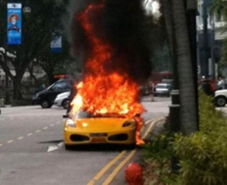 In fumo una Ferrari F430 Spider