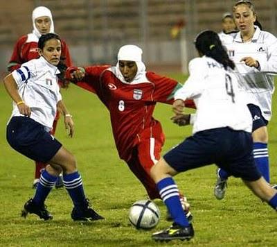 Le calciatrici iraniane potranno giocare con il cappello