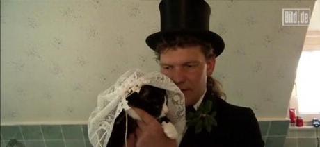 Il postino innamorato sposa la gatta