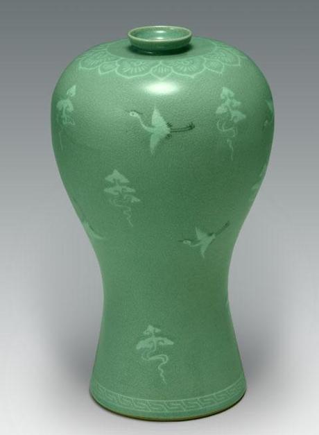 Vaso del prugno in porcellana celadon con figure di nuvole e gru