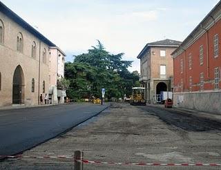 Fidenza, riqualificazione di Piazza Verdi: una mano di asfalto.