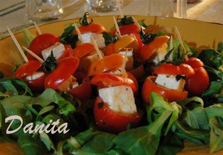 Pomodorini ripieni di feta aromatizzata