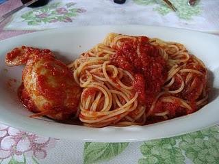 Spaghetti con calamari ripieni.