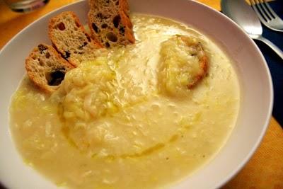 ZUPPA DI PORRI con CROSTINI