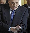 Silvio Berlusconi con il tutore alla mano sinistra (Ansa) 