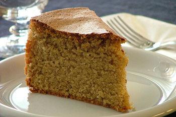 Torta di mandorle profumata alla cannella