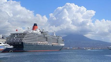 Queen Mary 2 and Queen Victoria a Napoli