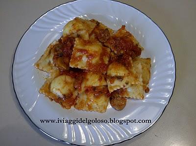 RAVIOLI DI PATATE CON SUGO DI FUNGHI