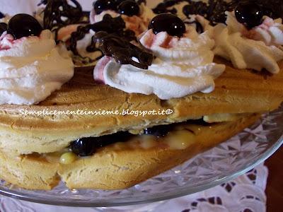 Paris brest con amarene e crema pasticcera