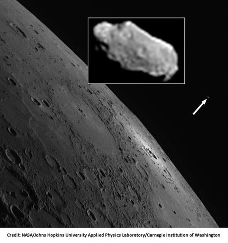 Immagine acquisita il 31 marzo 2012, con la camera a largo campo (WAC) del sistema a doppia ripresa (MDIS), da una distanza di 16200 Km con una definizione di 410 metri per pixel. Copland, il grosso cratere visibile al centro dell'immagine misura circa 210 Km di diametro.