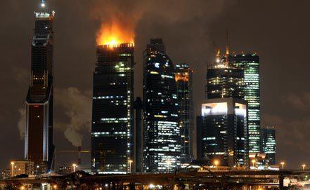 Brucia un hangar di un mercato coperto a Mosca, 12 operai morti. Altro incendio in un grattacielo del Businnes Centre