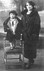 Il piccolo Pier Paolo Pasolini (1922 - 1975) con la madre Susanna Colussi (1891 - 1981)