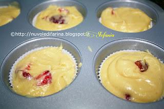 Cupcakes cioccolato bianco e fragole con chocolate-cream frosting