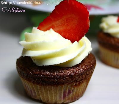 Cupcakes cioccolato bianco e fragole con chocolate-cream frosting