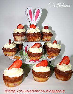 Cupcakes cioccolato bianco e fragole con chocolate-cream frosting