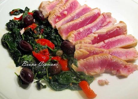 Tagliata di tonno con spinacini, olive, capperi e datterini