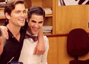 Matt Bomer e Darren Criss cantano Gotye in Glee: belli e fratelli