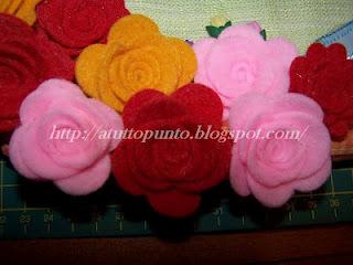 Tante piccole rose colorate