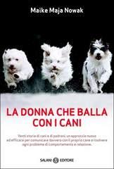 La donna che balla con i cani