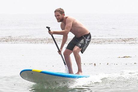 Robert Pattinson mostra la sua pancia sulle spiagge di Malibù