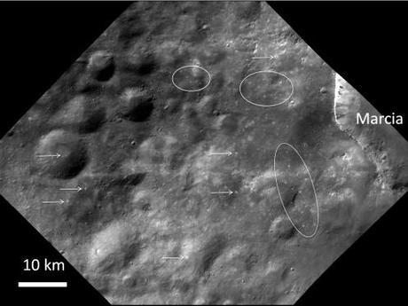 Dawn rivela nuove caratteristiche della superficie di Vesta