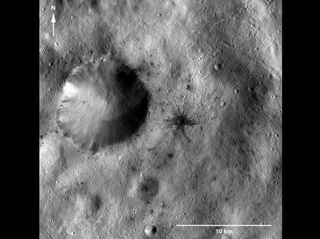 Dawn rivela nuove caratteristiche della superficie di Vesta