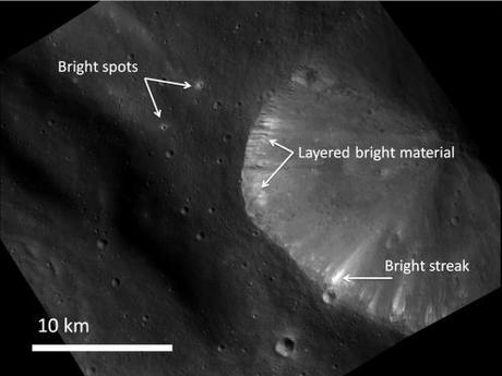 Dawn rivela nuove caratteristiche della superficie di Vesta