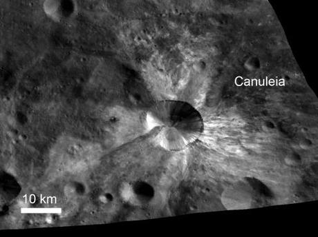 Dawn rivela nuove caratteristiche della superficie di Vesta