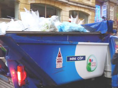 Tram, ombrelli rotti e camioncini Lego, Istanbul sotto la pioggia