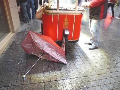 Tram, ombrelli rotti e camioncini Lego, Istanbul sotto la pioggia